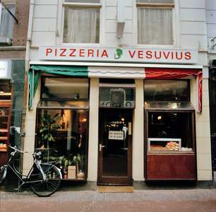846339 Gezicht op de onderpui van Pizzeria Vesuvius (adres?) te Utrecht.